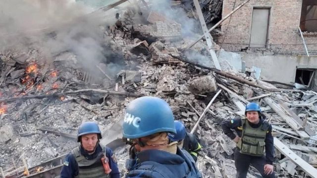 فرق إنقاذ في أوكرانيا