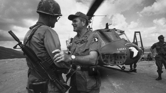 Hình chụp Tướng Melvin Zais (phải), từ Sư đoàn Không kỵ 101 của Thủy quân lục chiến Mỹ đón một binh sỹ vào tháng 10/1968