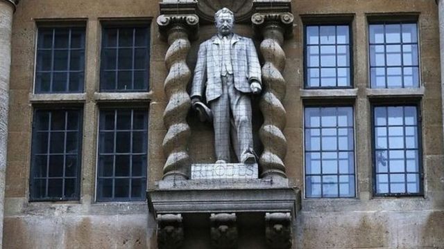 奥里尔学院（Oriel College）大楼上的西塞尔·罗兹（Cecil Rhodes）雕像