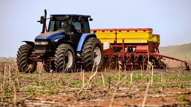 Tractor en el campo. Brasil le compra fertilizantes a Rusia.