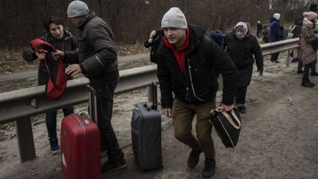 مدنيون يفرون من القصف الروسي في أوكرانيا