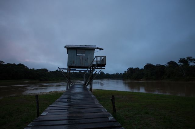 Guarita da Base flutuante de fiscalização da Funai no rio Ituí-Itacoaí, que foi atacada a tiros