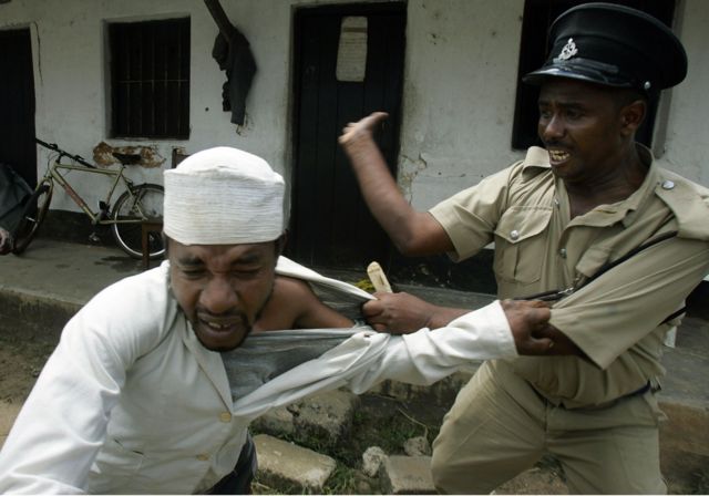 Scène de violence policière en Tanzanie