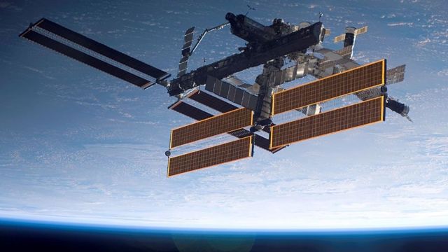 国际太空站离不开定期运送补给，宇航员需要的科研设备，食品要定期从地面送到太空站(photo:BBC)