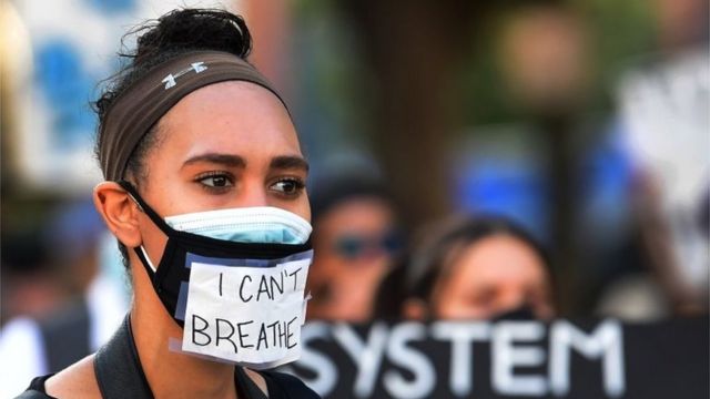 洛杉矶抗议者戴的口罩上写着："我无法呼吸"