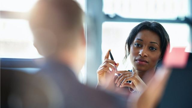 Une femme et un homme discutent de leurs projets au bureau