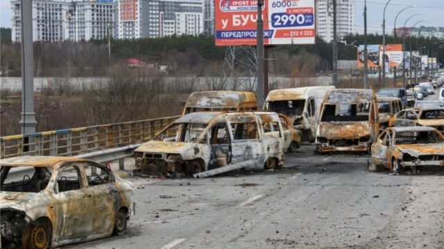 Сгоревшие машины на мосту через реку Ирпень