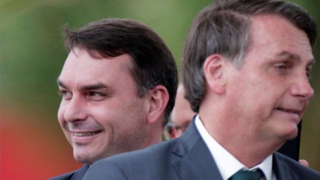 O senador Flávio Bolsonaro com o pai, Jair Bolsonaro