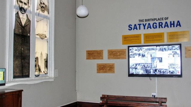 Exposição sobre Gandhi em estação de trem na África do Sul