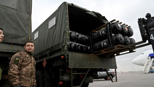 Soldados ucranianos descarregando mísseis Javelin dos EUA