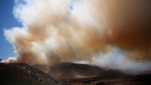 山火事の現場からは大きな煙が上がった