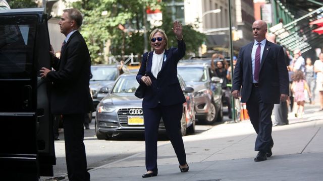 Hillary Clinton saludando a la gente.