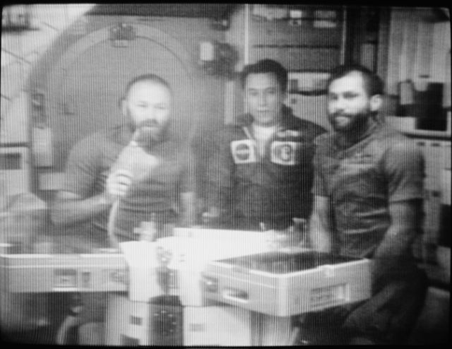 La tripulación del Skylab 4 habla por radio.