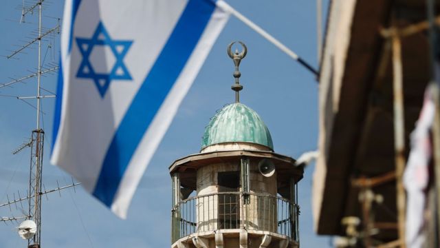 İsrail bayrağı ve minare