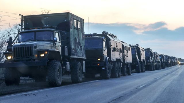 Un convoy de vehículos militares rusos dirigiéndose a la región de Donbás en febrero.