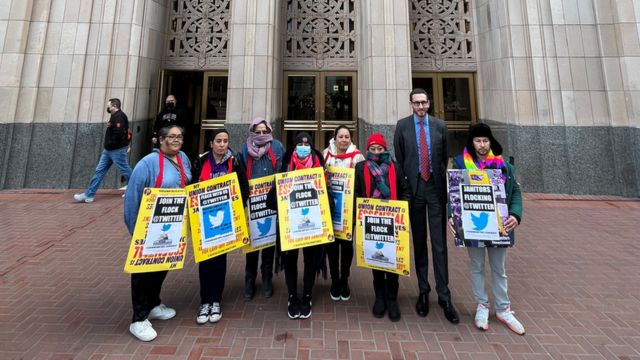 Funcionários da limpeza demitidos do sindicato do Twitter protestam na sede da empresa em San Francisco