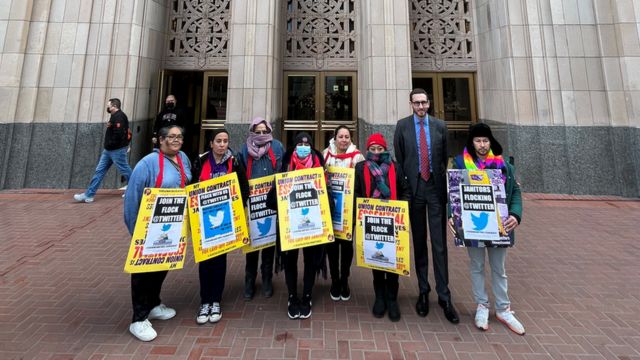 Los limpiadores despedidos del sindicato de Twitter se manifiestan en la sede central