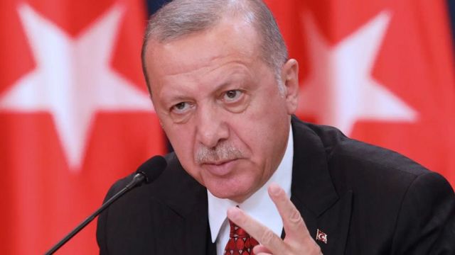 آقای اردوغان با بحران اقتصادی دشواری روبه‌رو است و عده‌ای از مخالفانش معتقدند او برای پیروزی در انتخابات آتی نیاز دارد بحث اصلی را به حوزه امنیت سوق دهد