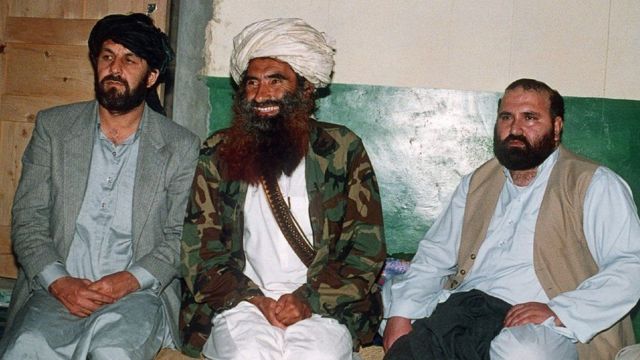 طالبانو منلې ده،م چې ښاغلی حقاني (منځ کې) اوږده ناروغي لرله