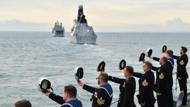 моряки салютуют