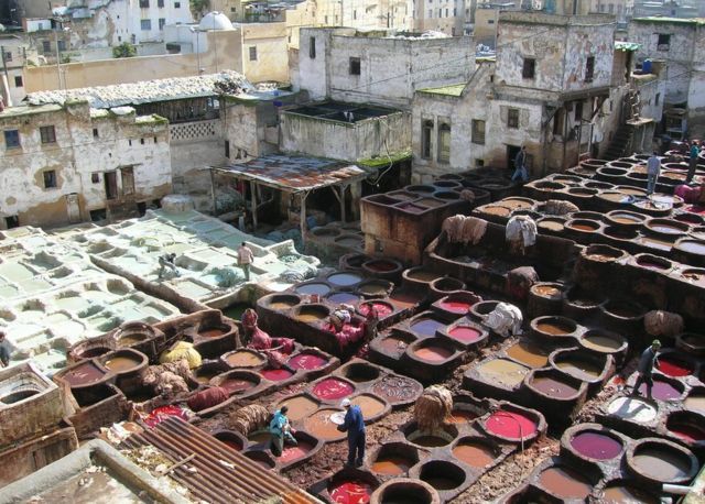 Ollas con pigmentos de diferentes colores en Fez, Marruecos.