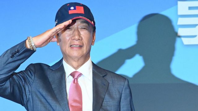 郭台铭在台北宣布参选的记者会上向与会者行军礼（28/8/2023）