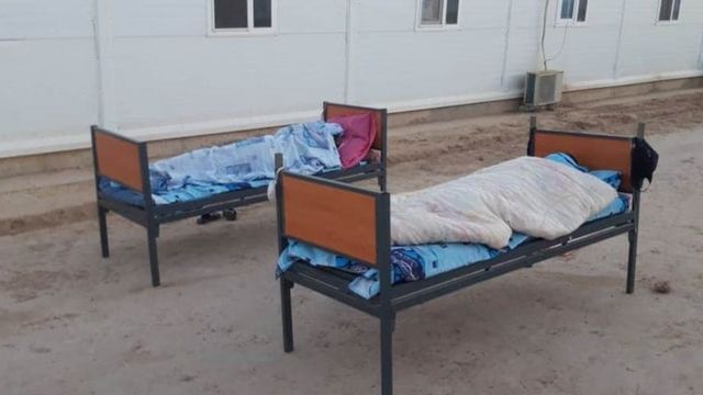 Giường kê nằm ngoài trời cho các công nhân Việt mắc Covid-19 để chờ có chỗ trong khu cách ly ở Uzbekistan