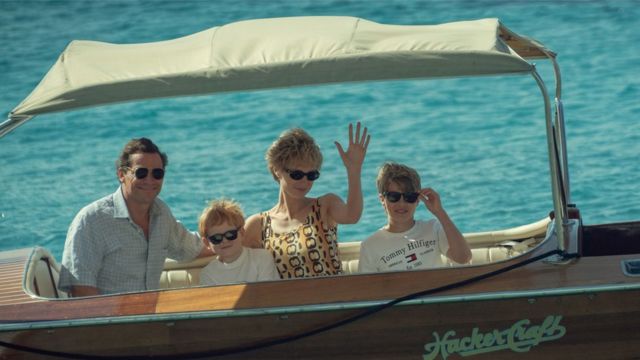 Fotograma de The Crown que muesta a Diana, Carlos y sus dos hijos en un bote