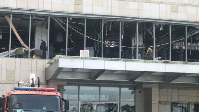 El restaurante localizado en el segundo piso del hotel Shangri-La quedó destrozado por una de las bombas.