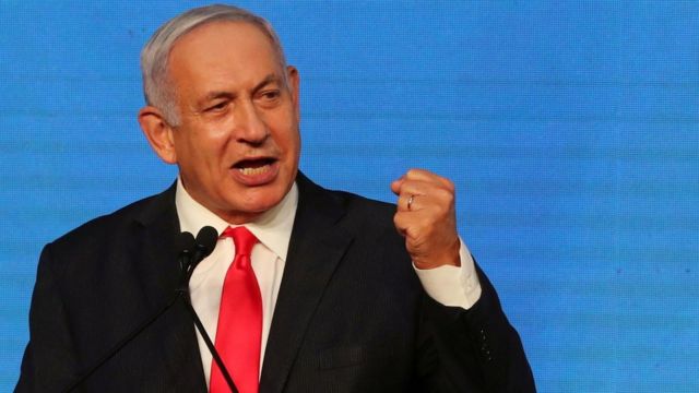 Benjamin Netanyahu gesticula e fala em março de 2021