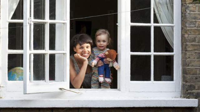 أم وطفلها يطلان من نافذة مفتوحة