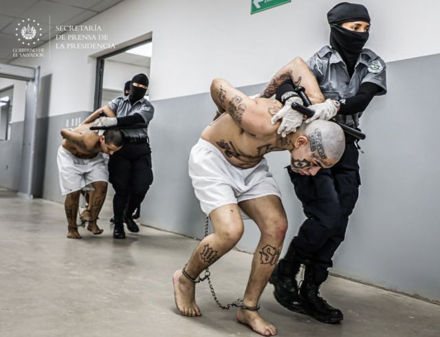 La llegada de internos pertenecientes a las pandillas MS-13 y 18 al nuevo penal 'Centro de Confinamiento de Terroristas' (CECOT), en Tecoluca, 74 km al sureste de San Salvador, el 15 de marzo de 2023.