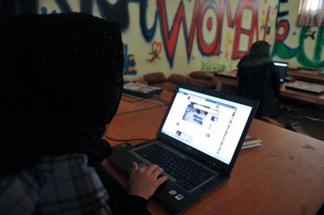 آزار زنان افغان در فضای مجازی