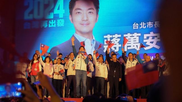 蒋介石曾孙蒋万安在国民党集会上的台上