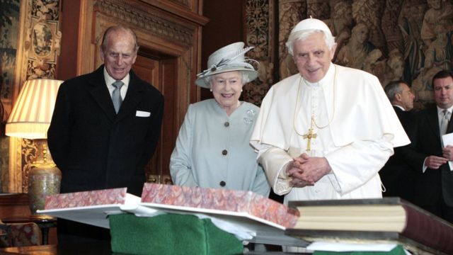 پاپ در کنار ملکه الیزابت دوم و شاهزاده فیلیپ