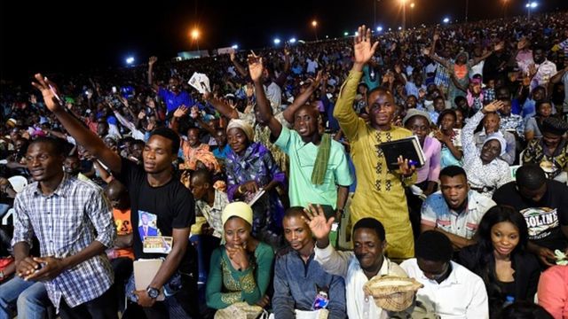 La gente asiste al discurso del evangelista pentecostal alemán-estadounidense Reinhard Bonnke durante su "cruzada del evangelio de despedida", el 9 de noviembre de 2017 en Lagos.