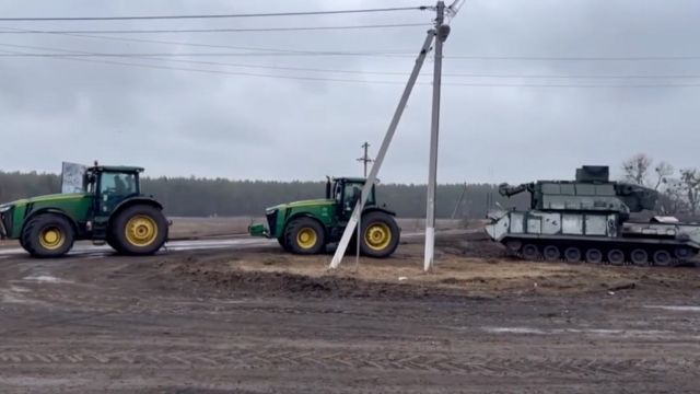 Traktor menderek peluncur rudal di Ukraina.