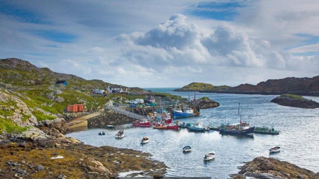 Una vista de las Hébridas Exteriores en Escocia