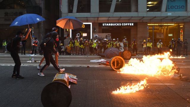 Демонстранты жгли баррикады