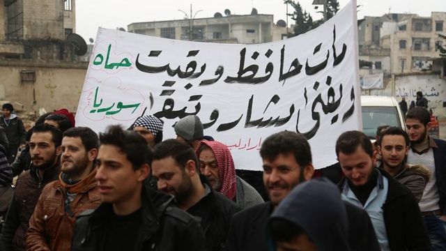 مظاهرة مناهضة للحكومة السورية والرئيس بشار الأسد في بلدة أتارب في حلب