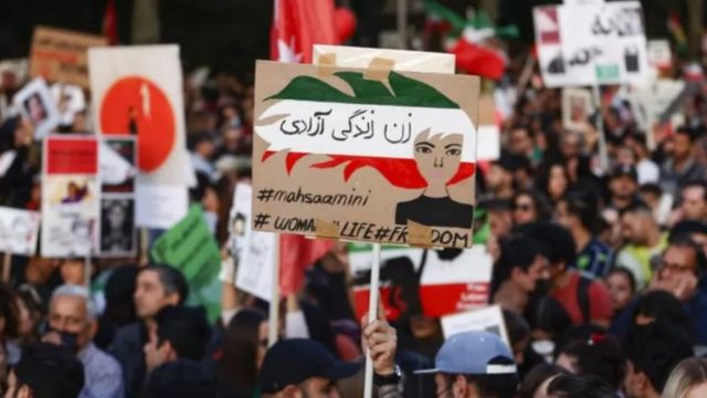 ایرانیان خارج از کشور در تجمعات خود از هموطنان شان در داخل ایران حمایت می کنند