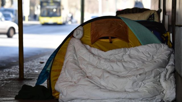 بی‌خانمان‌ها، مانند این فرد در برلین آلمان، بیش از همه در معرض خطرهای موج سرما هستند.