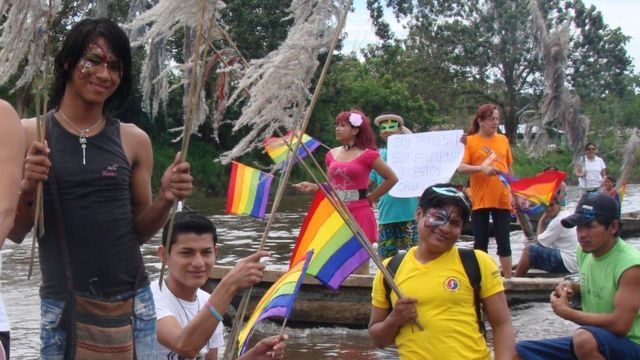 Un grupo de personas celebran el Orgullo Gay en barca en Iquitos.