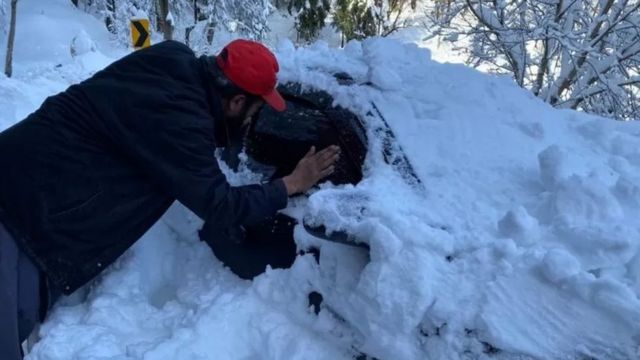 பனியில் மூடப்பட்டிருக்கும் கார்