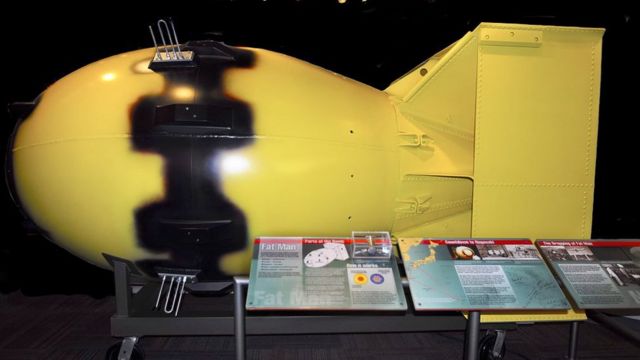 Réplica em tamanho real da bomba atômica 'Fat Man' que foi lançada em Nagasaki, Japão, em 9 de agosto de 1945, e está entre as exposições no Museu de Ciência de Bradbury em Los Alamos, Novo México.