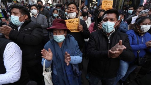 Personas afuera del tribunal de La Paz