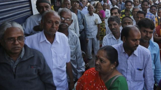 बैंकों के सामने लगी कतार