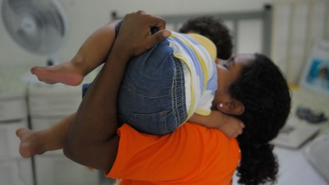 Mãe com filho no Complexo Penitenciário de Bangu, em foto de arquivo