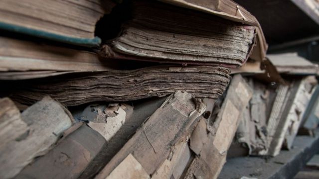 लाईब्रेरी में रखी कुछ नष्ट हो रही किताबें