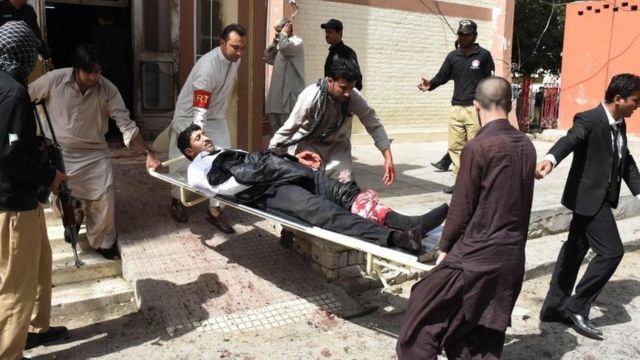 Un abogado herido en el ataque con bomba en el Hospital Civil de Quetta, Baluchistán, Pakistán.